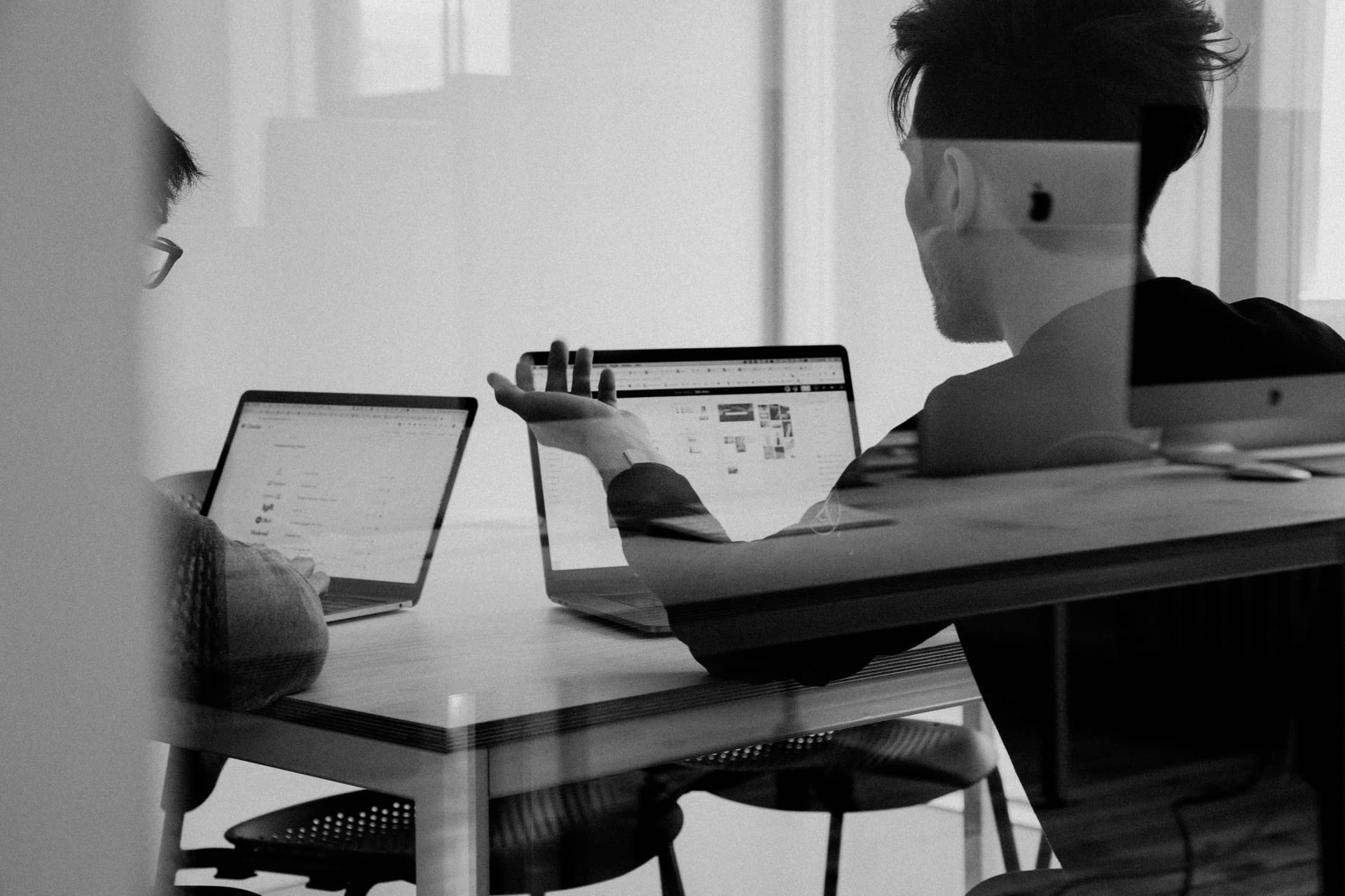 To personer som samarbeider ved laptoper