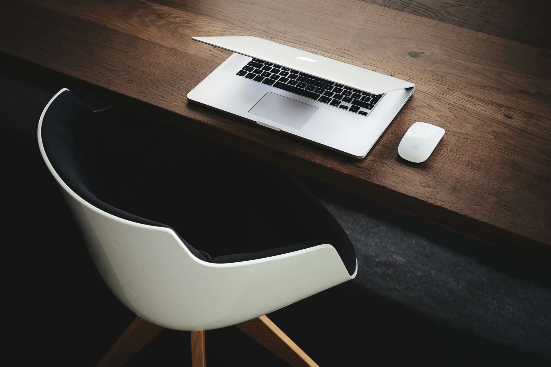 Moderne arbeidsplass med laptop